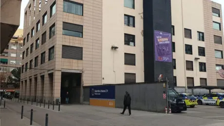 Un indigente pakistaní con tratamiento psiquiátrico entra a una comisaría en L'Hospitalet con tres cuchillos para autolesionarse - enero 2025