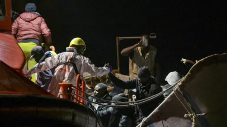 Llegan dos cayucos con un total de 170 inmigrantes subsaharianos a El Hierro y Salvamento Marítimo busca un cayuco más - enero 2025