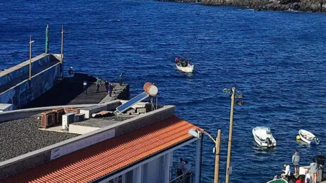 Un cayuco con decenas de inmigrantes llega por sus propios medios al sur de Tenerife - enero 2025