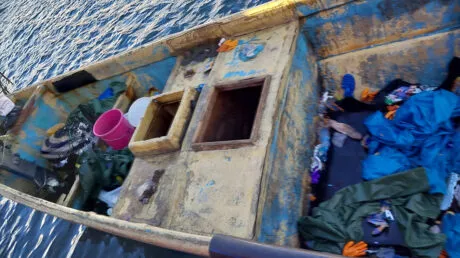 Un cayuco con 63 inmigrantes subsaharianos ha llegado en la mañana de este jueves a la isla canaria de El Hierro - enero 2025