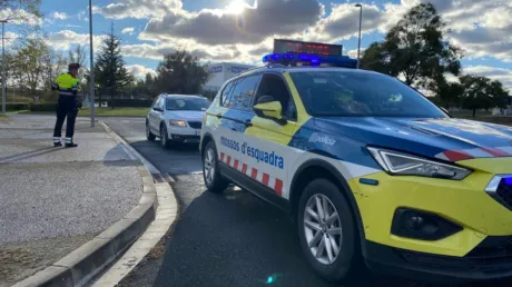 Una horda de 30 manteros asalta un vehículo cargado de mercancía ilegal que había sido detenido por los Mossos en Hospitalet del Infante (Tarragona) - abril 2025