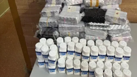 La Guardia Civil intercepta en Ceuta a un marroquí que viajó desde Algeciras con 81.000 pastillas de benzodiacepinas - enero 2025