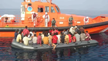 Una neumática con 51 subsaharianos se dirige a Fuerteventura y elevará a 238 el número de inmigrantes arribados este domingo a Canarias - abril 2025