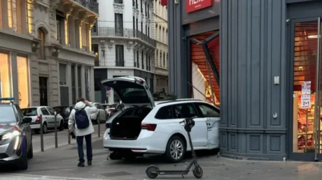 Un menor argelino roba un coche y lo estrella contra una tienda tras una persecución policial en Lyon (Francia) - febrero 2025
