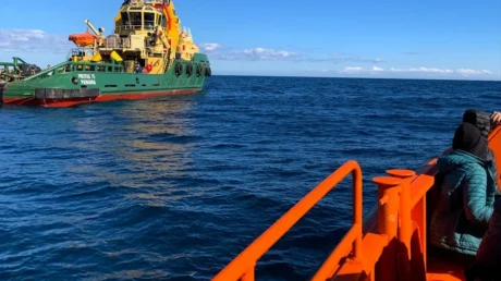 Salvamento Marítimo recoge a 15 inmigrantes de una patera cerca de Valencia y los traslada a Alicante - febrero 2025