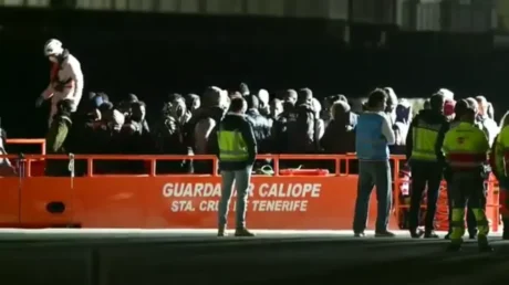 Seis cayucos y pateras neumáticas con alrededor de 400 inmigrantes han llegado a Canarias desde el sábado hasta este lunes - febrero 2025