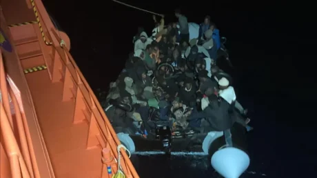 Salvamento Marítimo recoge una patera neumática con 69 inmigrantes y los traslada a Puerto Naos (Lanzarote) - junio 2025