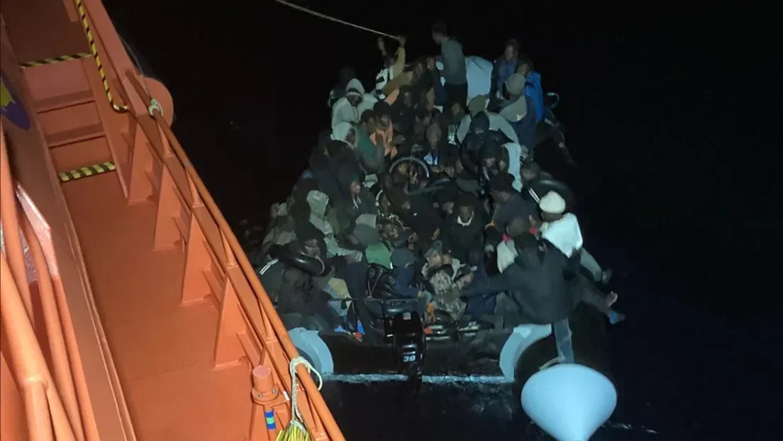 Salvamento Marítimo localizó este miércoles tres lanchas neumáticas y ha desembarcado a los 186 inmigrantes en Lanzarote