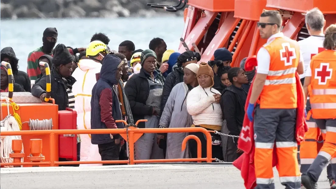 Más de 300 inmigrantes han llegado este miércoles a Canarias en cuatro embarcaciones y otras tres pateras con 72 a Baleares
