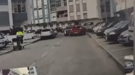 Un africano huye de la policía en Portugal con un coche posiblemente robado y casi atropella a dos personas antes de chocar con otro vehículo - febrero 2025