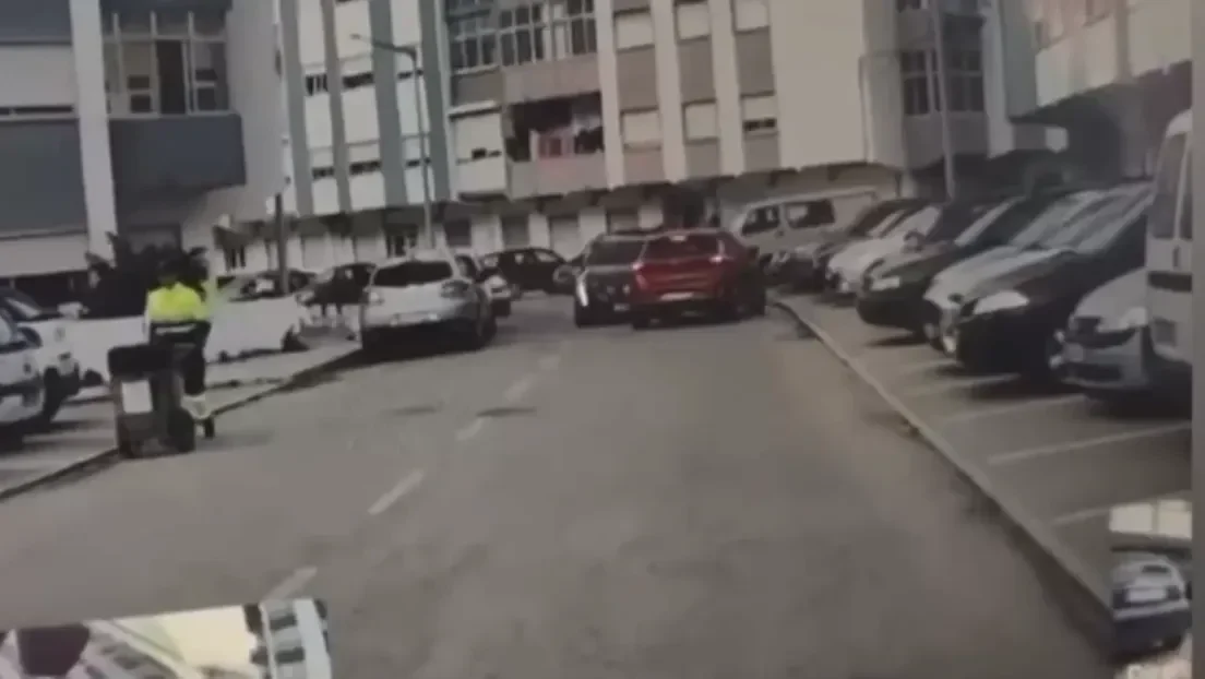 Un africano huye de la policía en Portugal con un coche posiblemente robado y casi atropella a dos personas antes de chocar con otro vehículo
