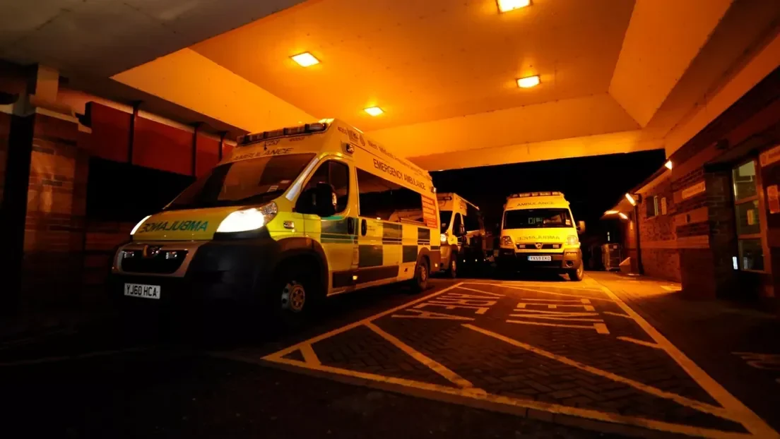 Alrededor de 40 inmigrantes pandilleros asaltan un hospital de Birmingham (Reino Unido) y una ambulancia con un paciente dentro