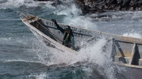 84 inmigrantes subsaharianos han logrado llegar a tierra esta madrugada tras volcar su cayuco cerca de El Hierro - febrero 2025