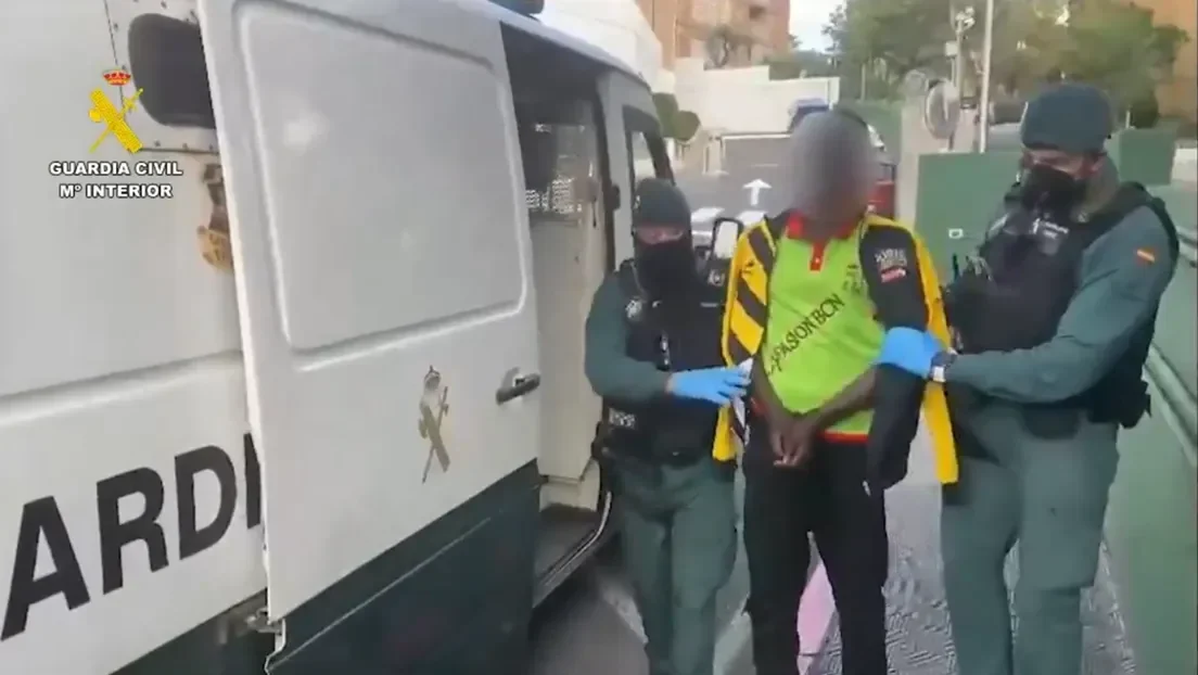 Asesinos salvajes llegan a nuestras costas: un bebé de 14 meses arrancado de los brazos de su madre en un cayuco y arrojado al mar
