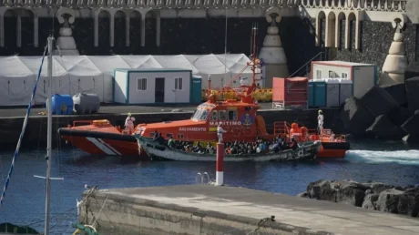 Un cayuco con 63 inmigrantes ha llegado este martes a la isla canaria de El Hierro - abril 2025