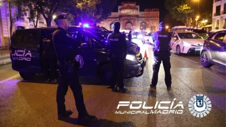 La Policía Municipal detiene a dos marroquíes tras hallar 21.300 euros y 14 tarjetas de crédito robadas en un bar de Vallecas - febrero 2025