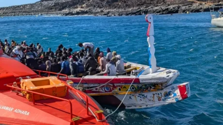 Llega un cayuco con 62 inmigrantes ilegales subsaharianos a la isla canaria de El Hierro - febrero 2025