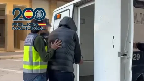Detenido un argelino de 47 años en Benidorm por robar un bolso con 4.800 euros utilizando el método del «pinchazo» en un coche - febrero 2025