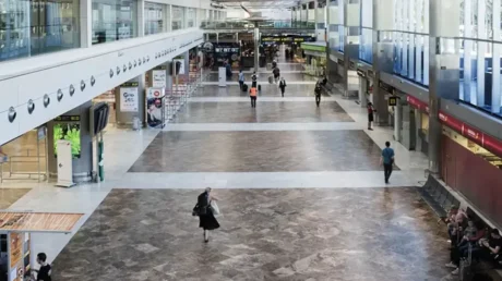 Detenidos tres iraquíes y dos albaneses en el aeropuerto de Tenerife Sur tras intentar ingresar a Europa con pasaportes falsos - febrero 2025