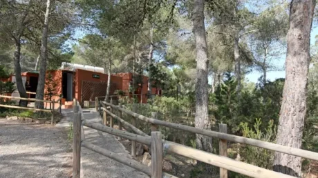 Polémica en Ibiza por 36 menas alojados en el campamento infantil de Cala Jondal debido a la escasez de alojamientos en la isla - marzo 2025