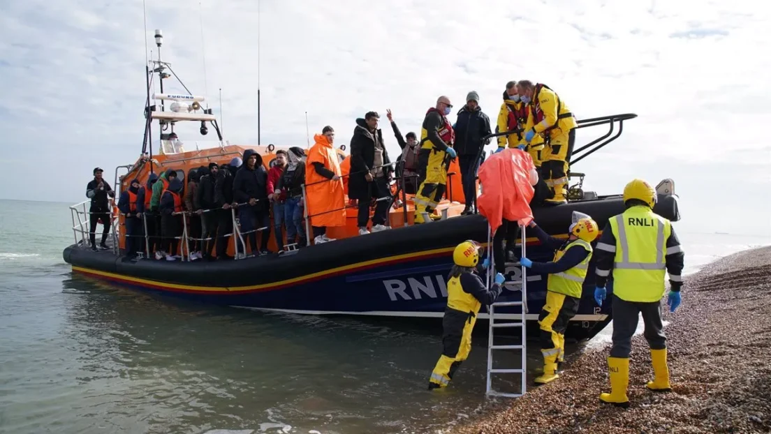 Casi 600 inmigrantes alcanzaron Reino Unido este pasado domingo en el día con más llegadas de este año