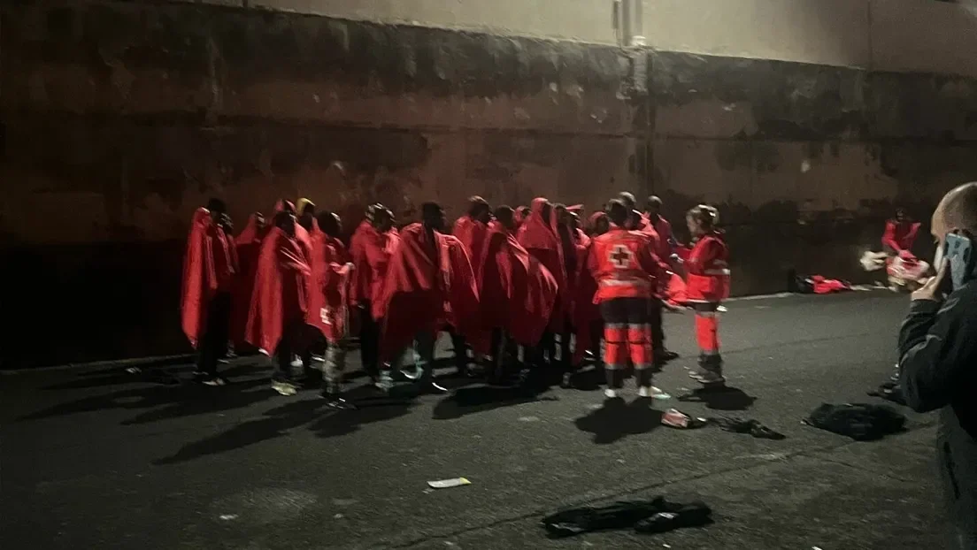 Un cayuco con 38 inmigrantes subsaharianos ha llegado por sus propios medios a la isla canaria de La Gomera