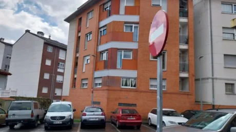 Menor magrebí de 13 años en estado crítico tras lanzarse por la ventana de un tercer piso en Asturias presuntamente tras acuchillar a su hermana - marzo 2025