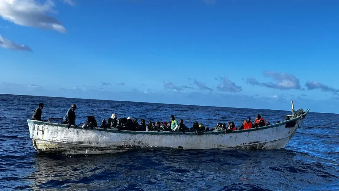Llegan dos cayucos con un total de 107 inmigrantes subsaharianos a la isla canaria de El Hierro