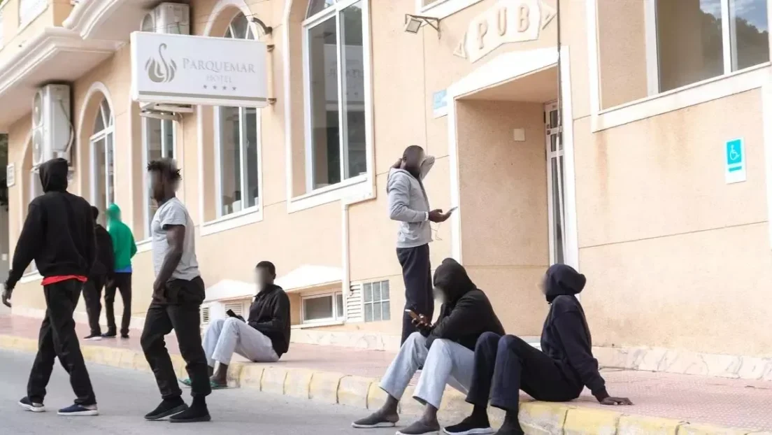 Realojan a decenas de inmigrantes en un hotel de cuatro estrellas de Alicante y los vecinos temen altercados durante la Semana Santa