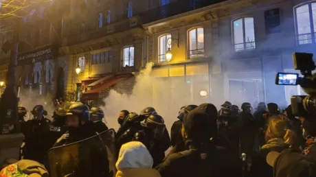La Policía logra desalojar a los más de 450 okupas africanos del teatro La Gaîté Lyrique a pesar de la intervención de cientos de ultraizquierdistas - marzo 2025