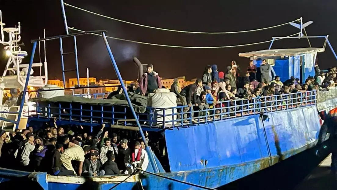 El naufragio de una embarcación cargada de inmigrantes deja al menos seis fallecidos y 40 desaparecidos cerca de Lampedusa (Italia)