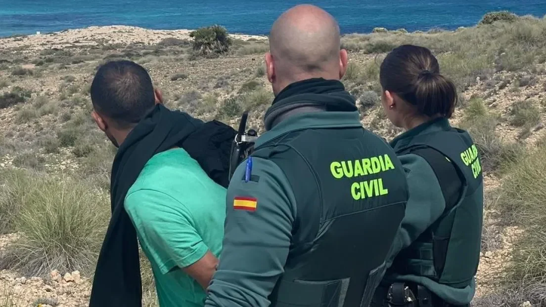 Detenido el patrón de una narcolancha tras embestir a una patrullera de la Guardia Civil en la costa de Níjar (Almería)