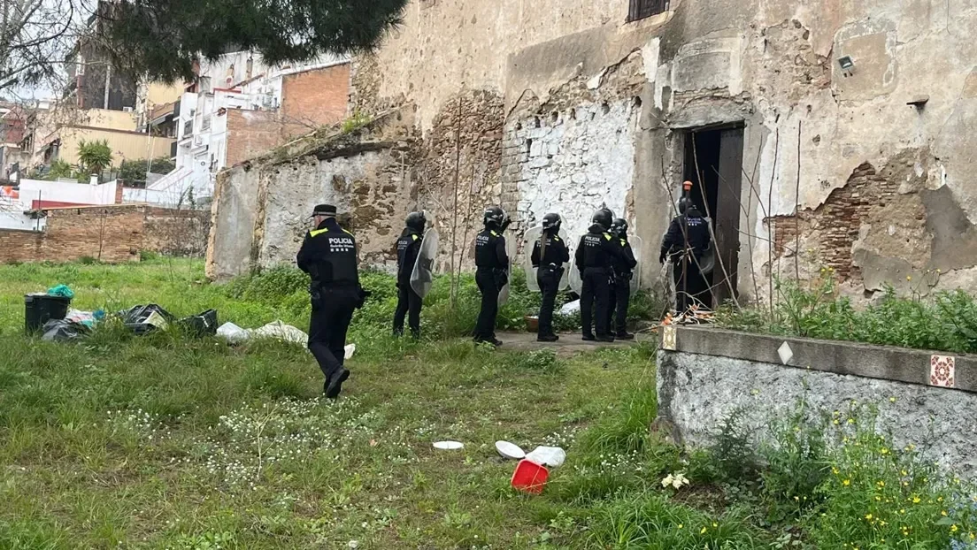 Recuperan una masía del siglo XV okupada en Badalona y localizan a cinco individuos de distintas nacionalidades