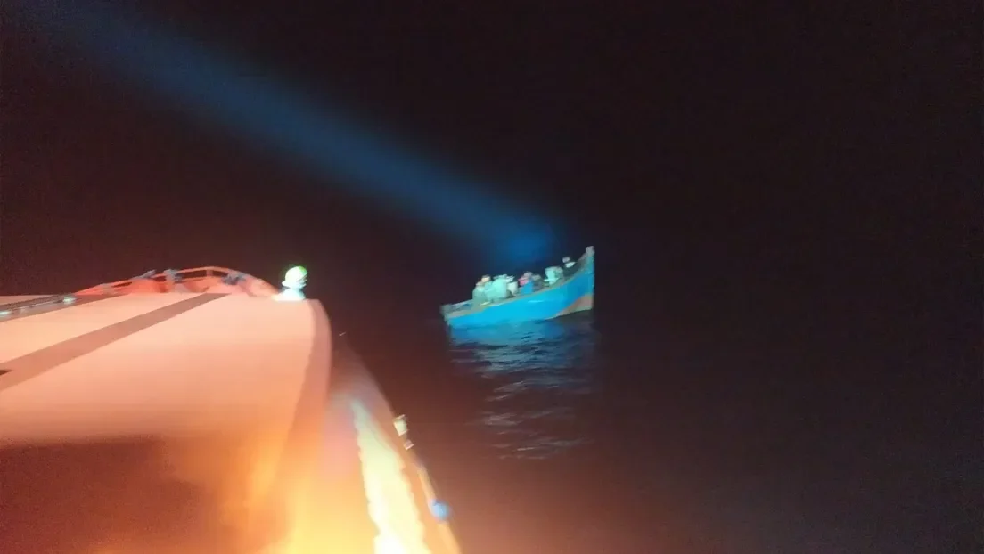 Desembarcan en Arguineguín a 19 inmigrantes magrebíes localizados en una patera al sur de Gran Canaria