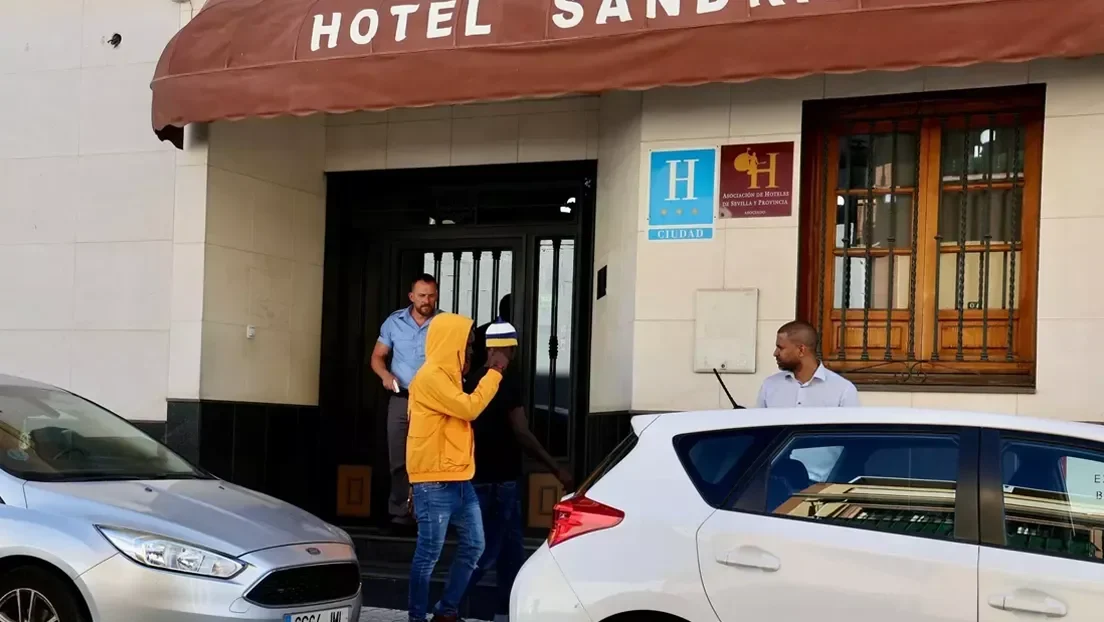 Cruz Roja habilitará 68 plazas para alojar temporalmente a inmigrantes ilegales en el Hotel Sandra de Alcalá de Guadaíra (Sevilla)