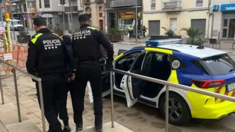 La Policía Municipal detiene a tres argelinos con múltiples antecedentes por intentar okupar una vivienda en Santa Margarita y Monjós (Barcelona) - marzo 2025