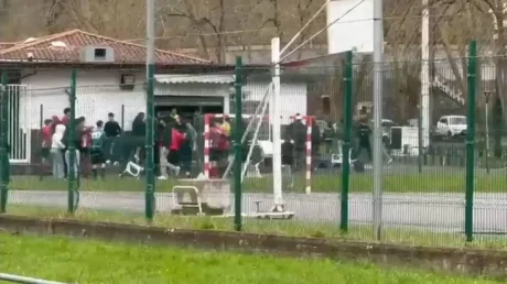 Un grupo de MENAs del centro de Sopuerta esperan a los jugadores juveniles de un equipo de fútbol para agredirlos tras un partido - marzo 2025