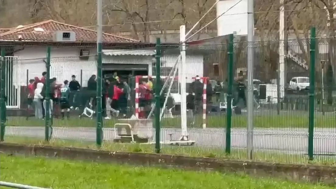 Un grupo de MENAs del centro de Sopuerta esperan a los jugadores juveniles de un equipo de fútbol para agredirlos tras un partido