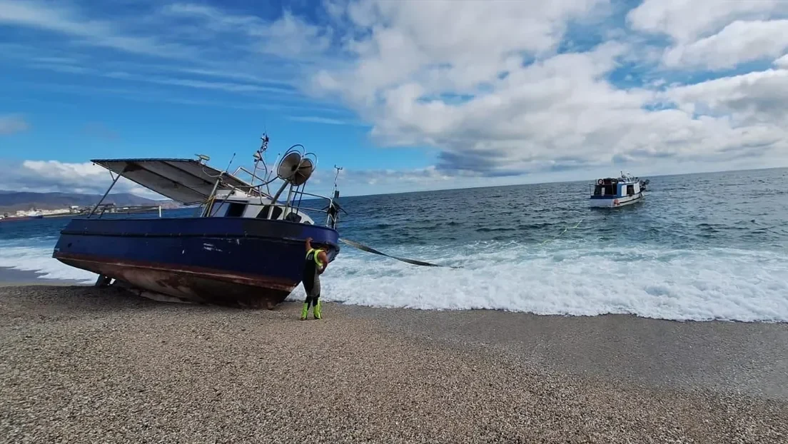 Un inmigrante muerto ahogado y otros 22 magrebíes con vida tras la llegada de una patera a la playa de Los Muertos de Almería
