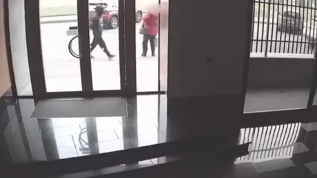 Detenido un marroquí por robarle con fuerza el bolso a una mujer mayor y retirar 2.000 euros con su tarjeta bancaria en Turín (Italia) - marzo 2025