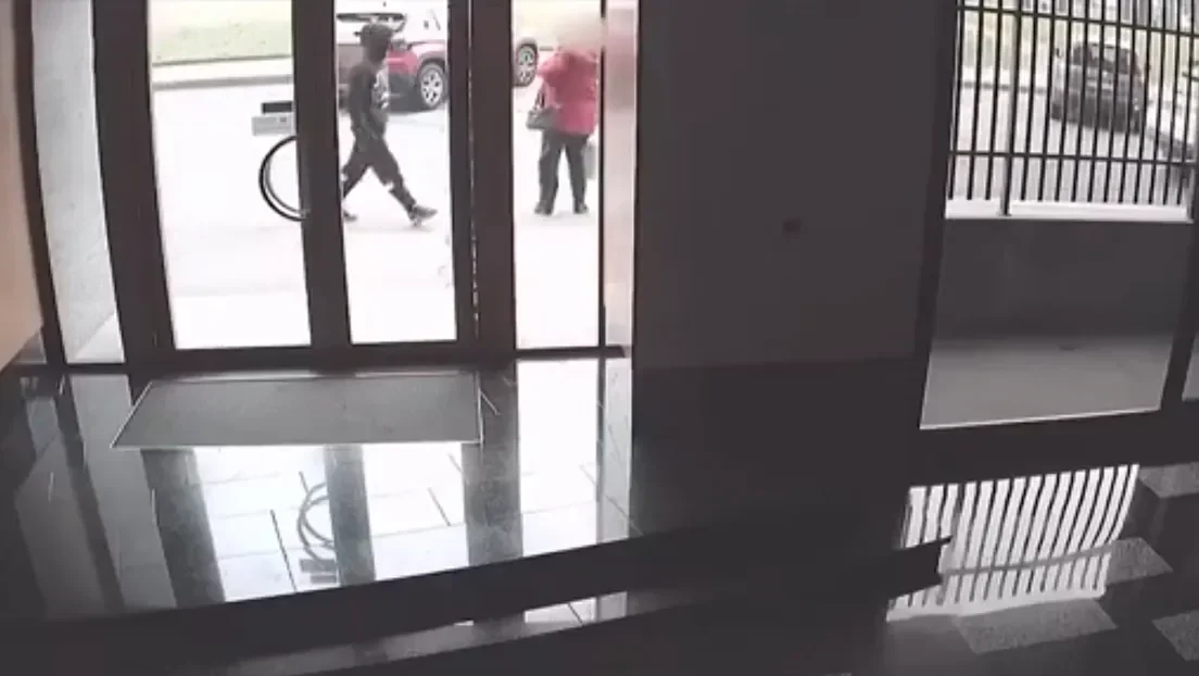 Detenido un marroquí por robarle con fuerza el bolso a una mujer mayor y retirar 2.000 euros con su tarjeta bancaria en Turín (Italia)