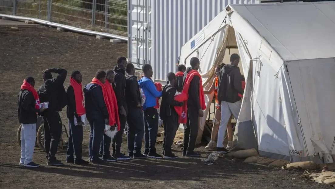 El Gobierno de Sánchez adjudica más de 25 millones euros para la gestión de servicios en centros de acogida de inmigrantes ilegales en Canarias