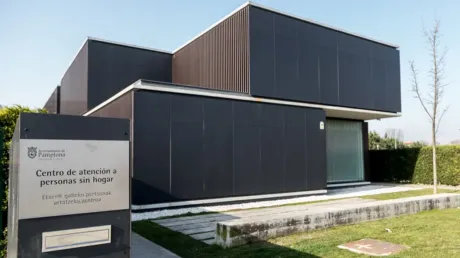 Detenido un marroquí por destrozar a sillazos la puerta de un albergue de Pamplona donde fue rechazado por altercados previos - marzo 2025
