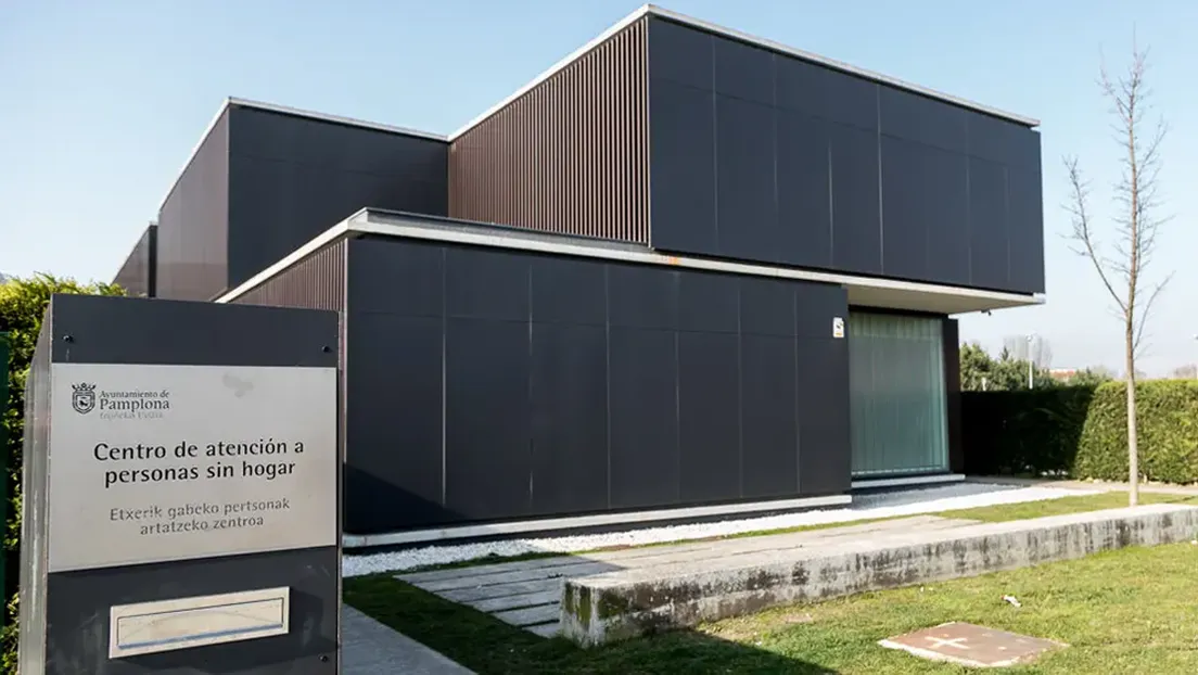 Detenido un marroquí por destrozar a sillazos la puerta de un albergue de Pamplona donde fue rechazado por altercados previos