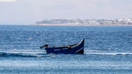 Llega una patera con ocho inmigrantes argelinos a una playa de Águilas (Murcia) - marzo 2025