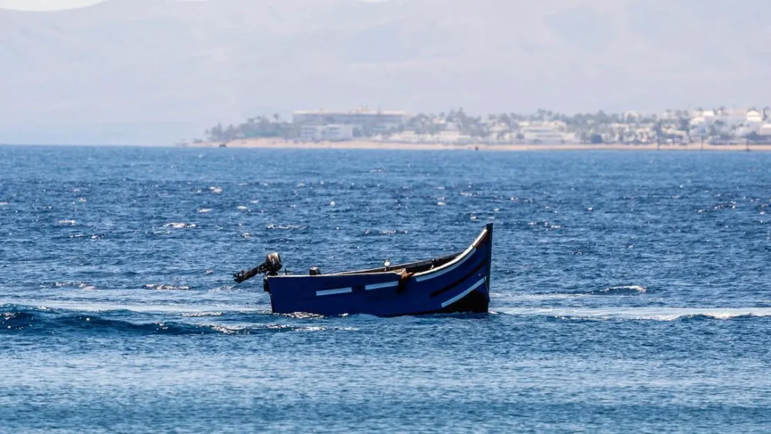 Llega una patera con ocho inmigrantes argelinos a una playa de Águilas (Murcia)
