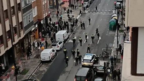 Alrededor de 50 inmigrantes se enfrentan a la Policía Local en Vitoria para evitar la detención de dos MENAs - marzo 2025