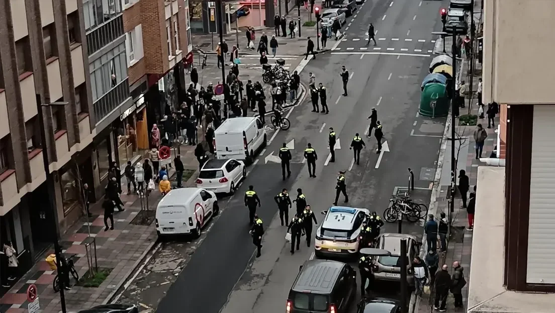 Alrededor de 50 inmigrantes se enfrentan a la Policía Local en Vitoria para evitar la detención de dos MENAs