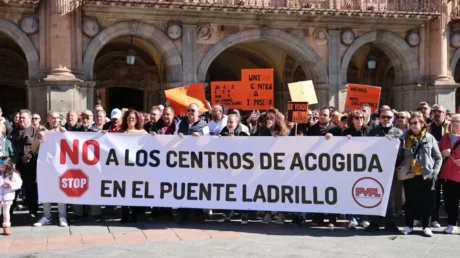 Vecinos de Puente Ladrillo se concentran contra un nuevo centro que alojará como mínimo a 448 inmigrantes ilegales - marzo 2025