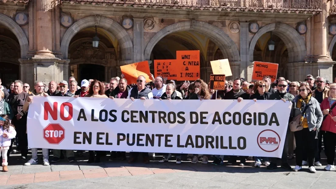 Vecinos de Puente Ladrillo se concentran contra un nuevo centro que alojará como mínimo a 448 inmigrantes ilegales